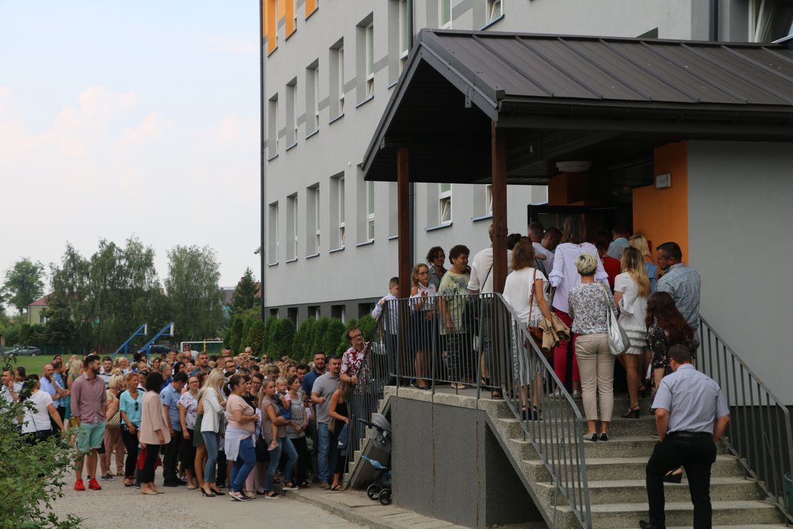 Budowa sali sportowej dla Szkoły Podstawowej nr 2 powinna być priorytetem burmistrza. Tak uważa były wieloletni dyrektor placówki, radny Marek Sznejder.