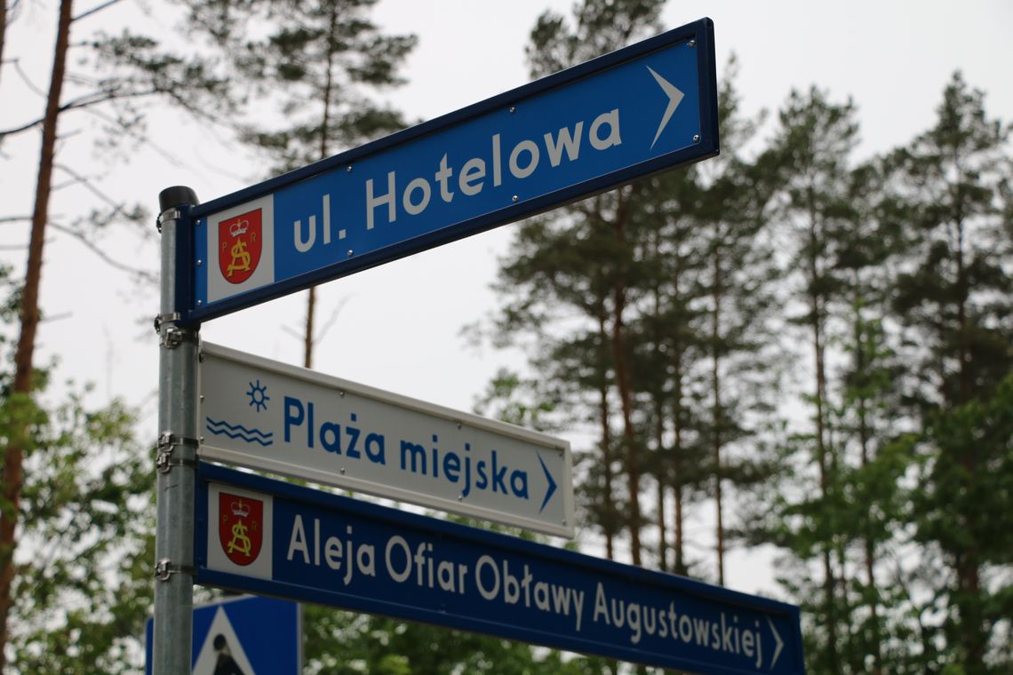 Przy ulicy Hotelowej można dostrzec bulwersujące malunki na kilku odcinkach trasy.