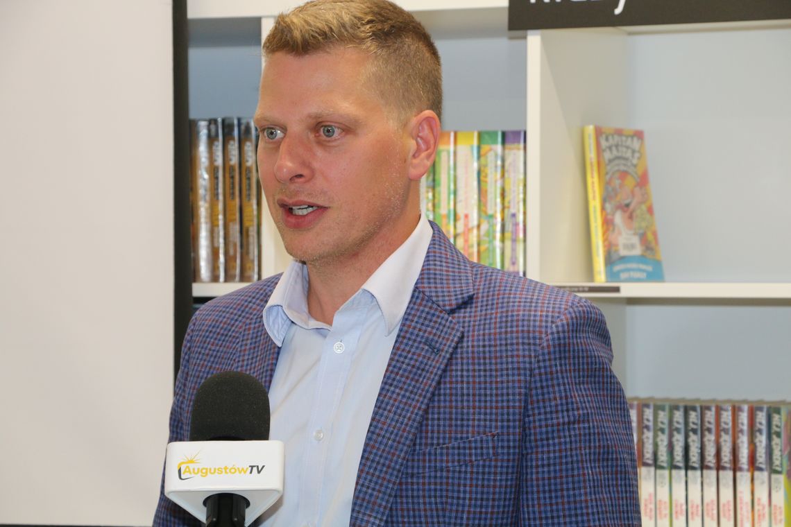 Skarga mieszkanki Augustowa. Mówiła o kłamstwach na jej temat Zastępca burmistrza Filip Jerzy Chodkiewicz udzielający wywiadu związanej z urzędem miasta telewizji, kiedyś krytykował media samorządowe.