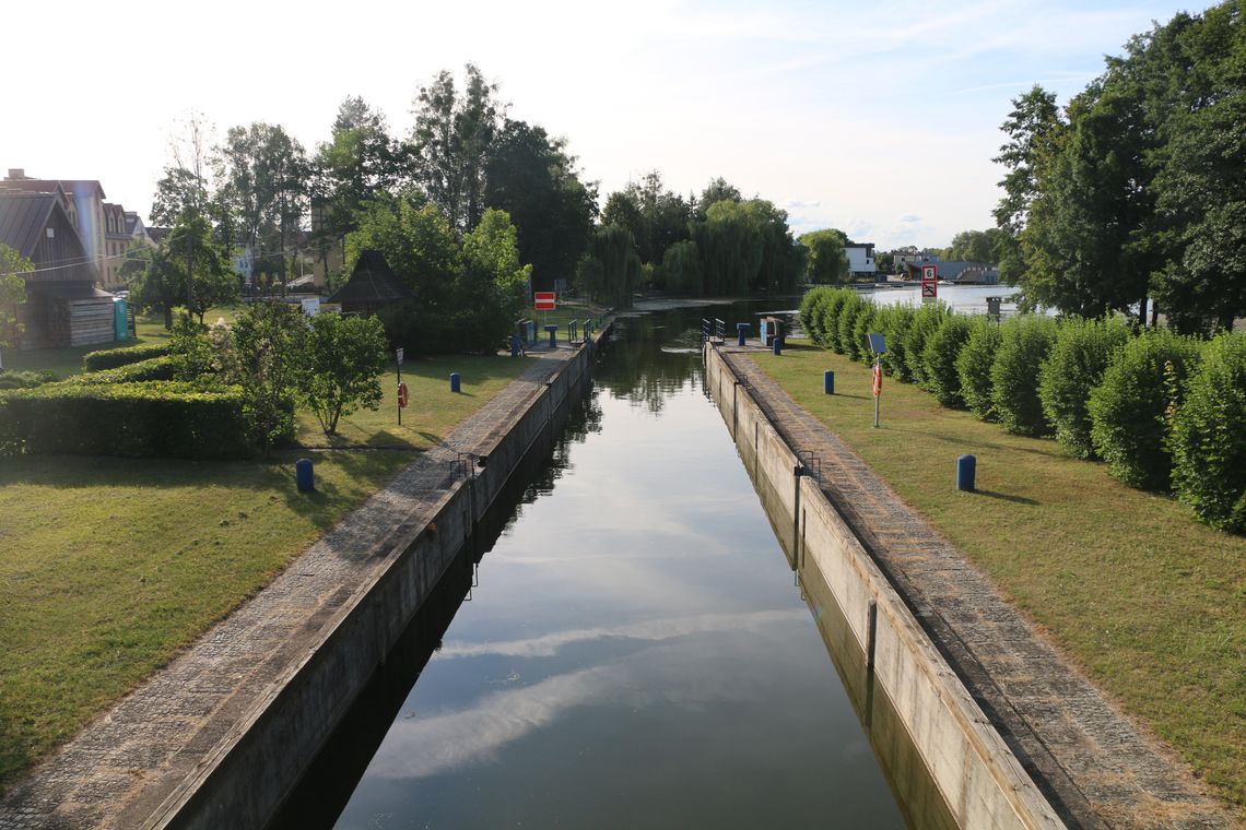 Śluza Augustów to niezwykła budowla hydrotechniczna, która łączy w sobie wartość historyczną i turystyczną.