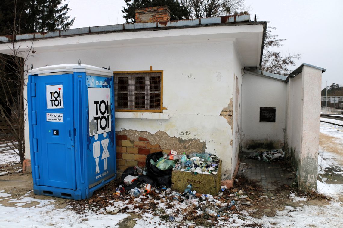 Kilkanaście metrów od dworca prowizoryczny „TOI TOI”. Najbardziej szokującym widokiem jest swoiste wysypisko śmieci przy „toalecie”. Składowane worki z odpadami, pełno różnego rodzaju butelek. Miejsce wygląda zawstydzająco, jakby od wielu miesięcy nikt tam nie sprzątał.