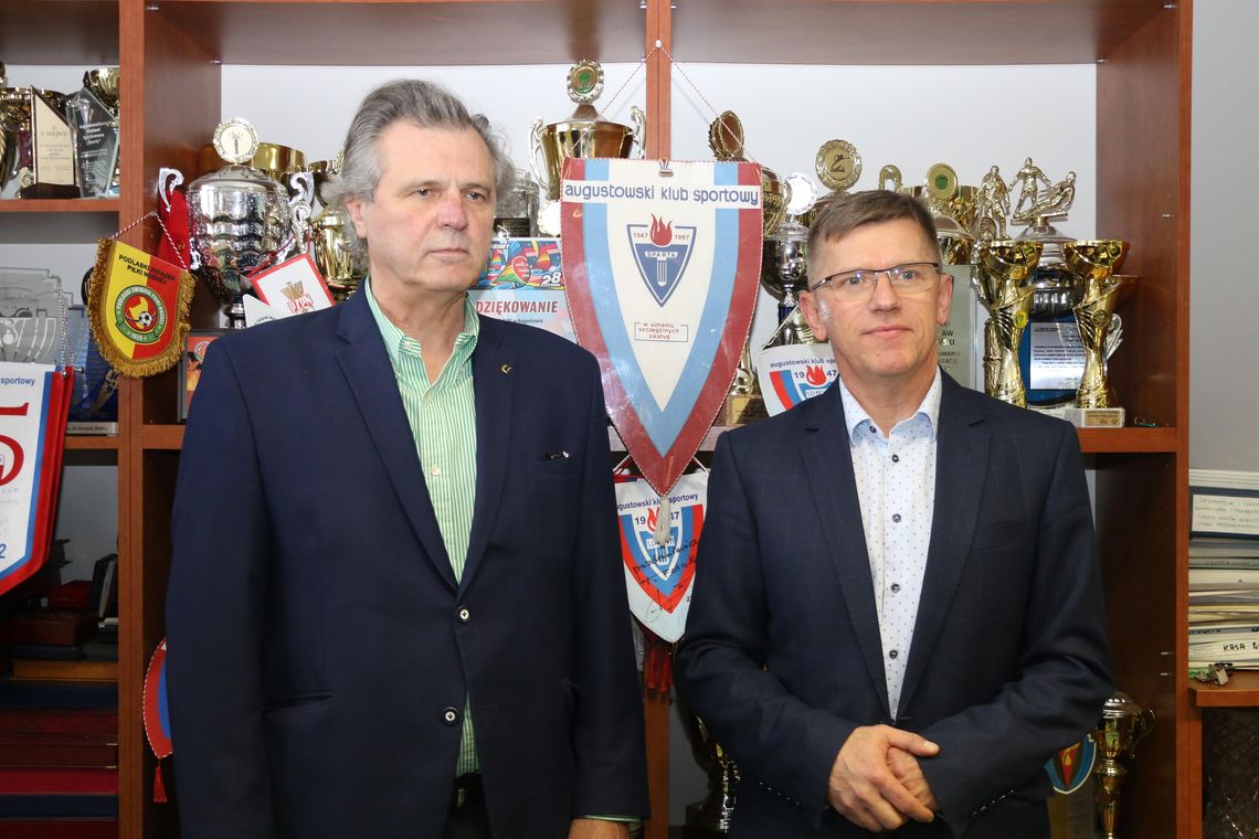 Przed decydującą drugą turą wyborów na urząd burmistrza Augustowa, prezes klubu Zdzisław Sadowski oficjalnie poparł Andrzeja Zarzeckiego, kontrkandydata Mirosława Karolczuka. Czy jest to genezą trwającego konfliktu i wezwań do dymisji zarządu?