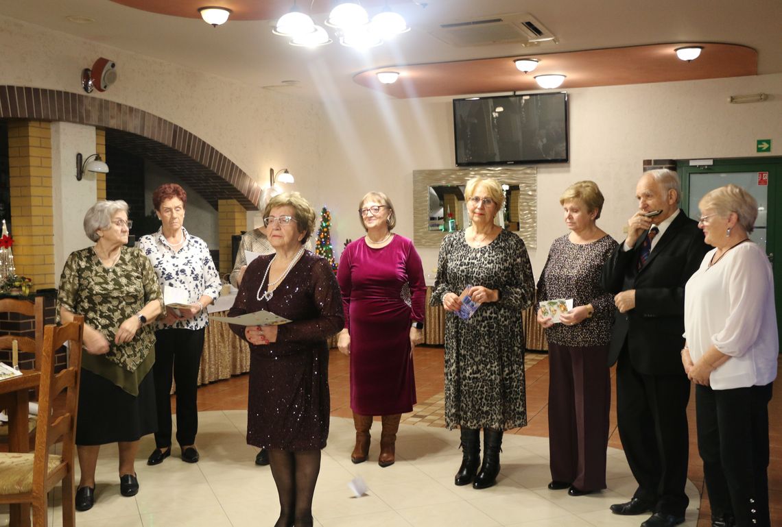 Radosne, a momentami też nostalgiczne przedstawienie.