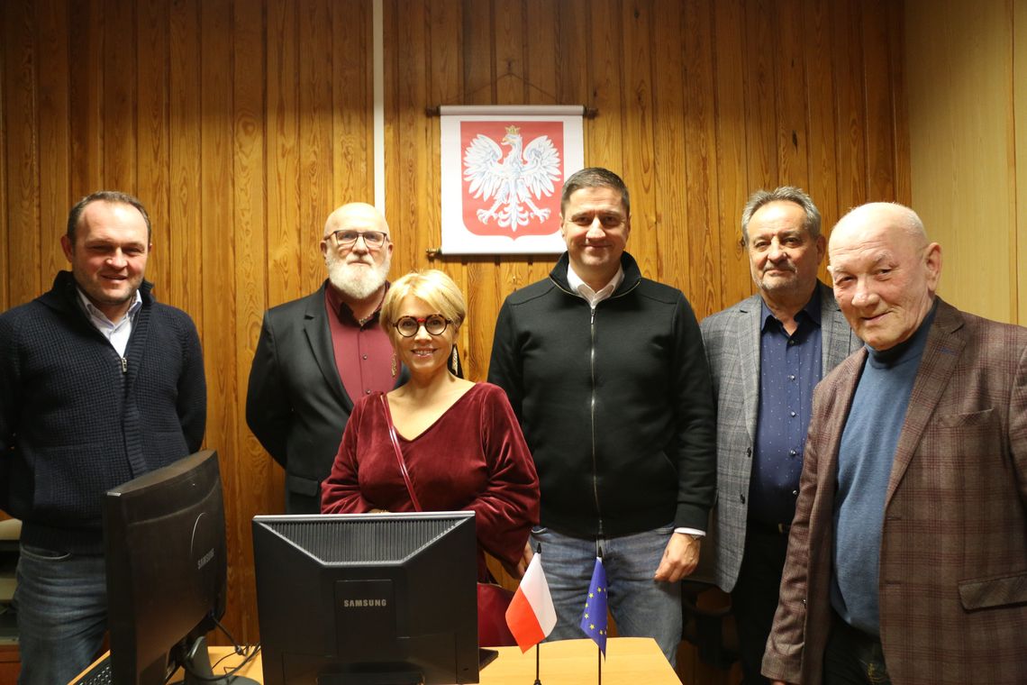 Spotkanie posła Jacka Niedźwiedzkiego z mieszkańcami Augustowa Na zdjęciu m.in. poseł Jacek Niedźwiedzki oraz radni miejscy Izabela Piasecka, Leszek Cieślik i Rafał Harasim.