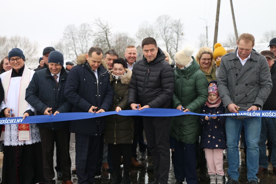 Na zdjęciu: Poseł Jacek Niedźwiedzki podczas otwarcia drogi w gminie Bargłów Kościelny.