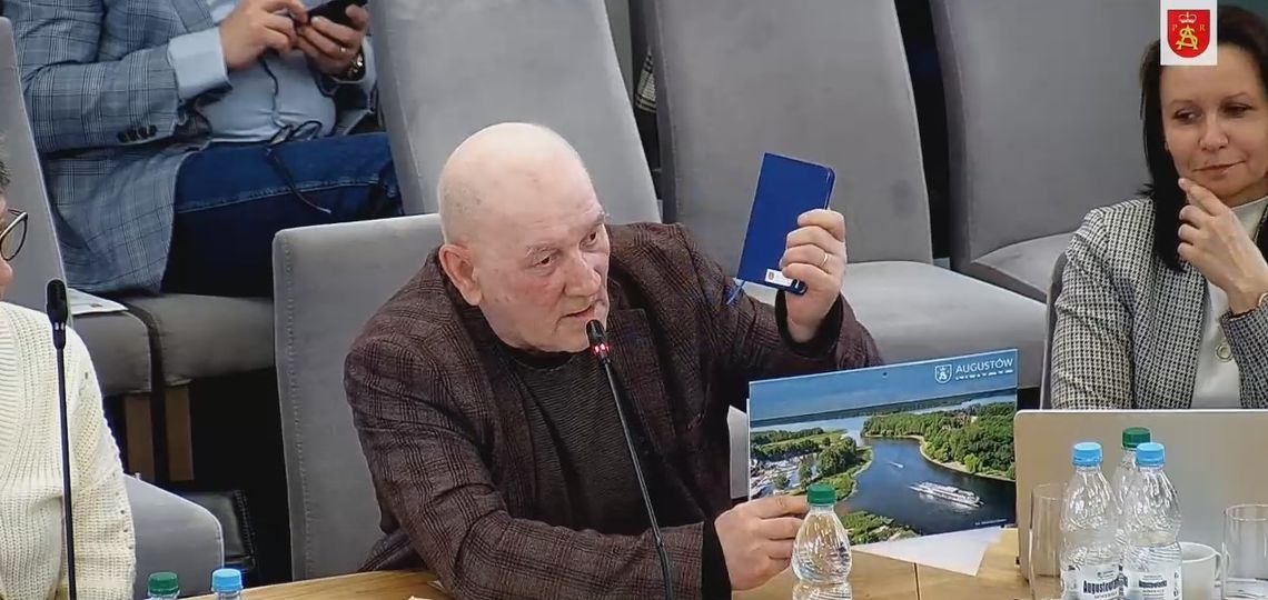Tadeusz Jaworski oddał nagrody burmistrzowi