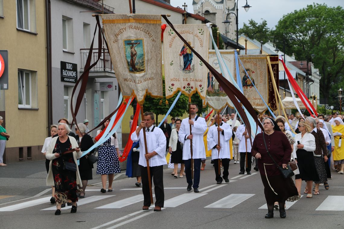 Tłumy wiernych przeszły ulicami miasta [ZDJĘCIA]