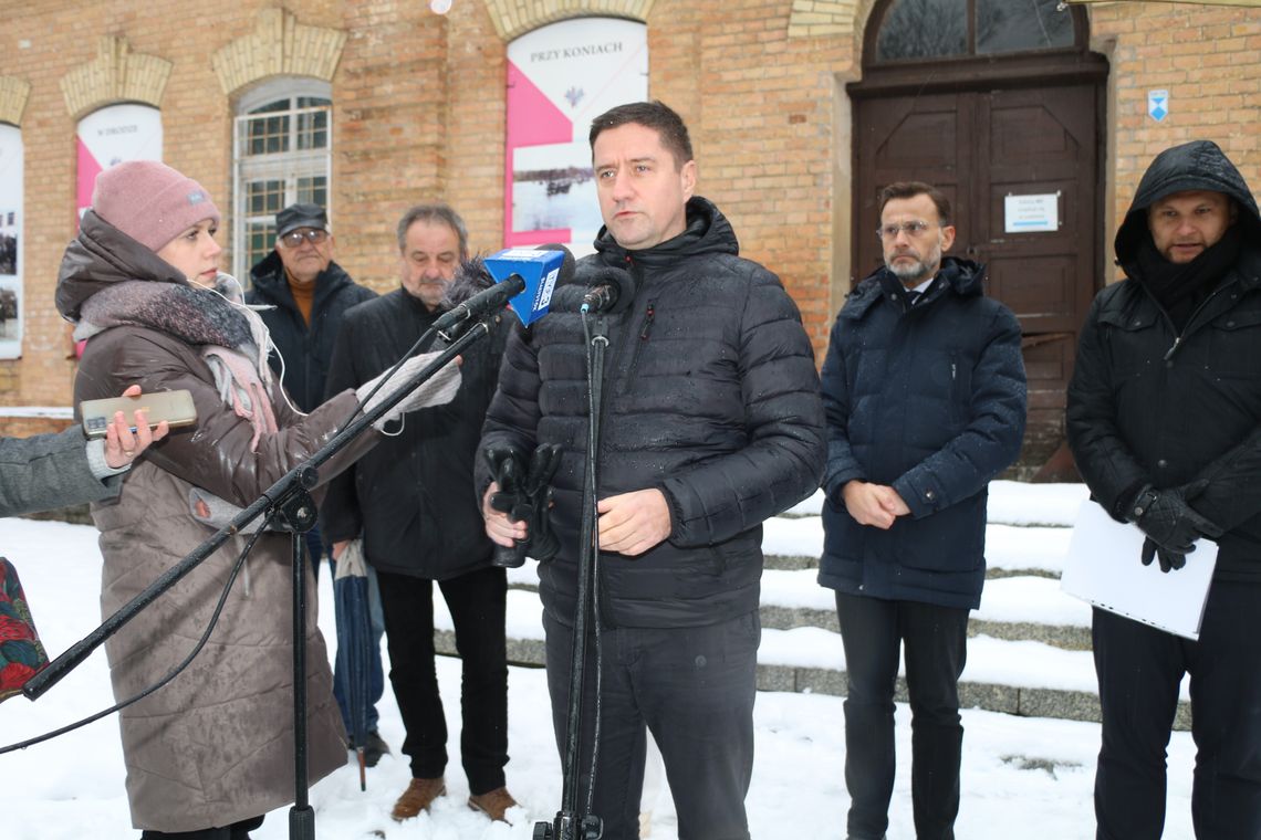 To już pewne. Remont dworca kolejowego w Augustowie (video/ zdjęcia) Poseł Jacek Niedźwiedzki (na pierwszym planie) od dawna zabiegał o remont dworca kolejowego w Augustowie.