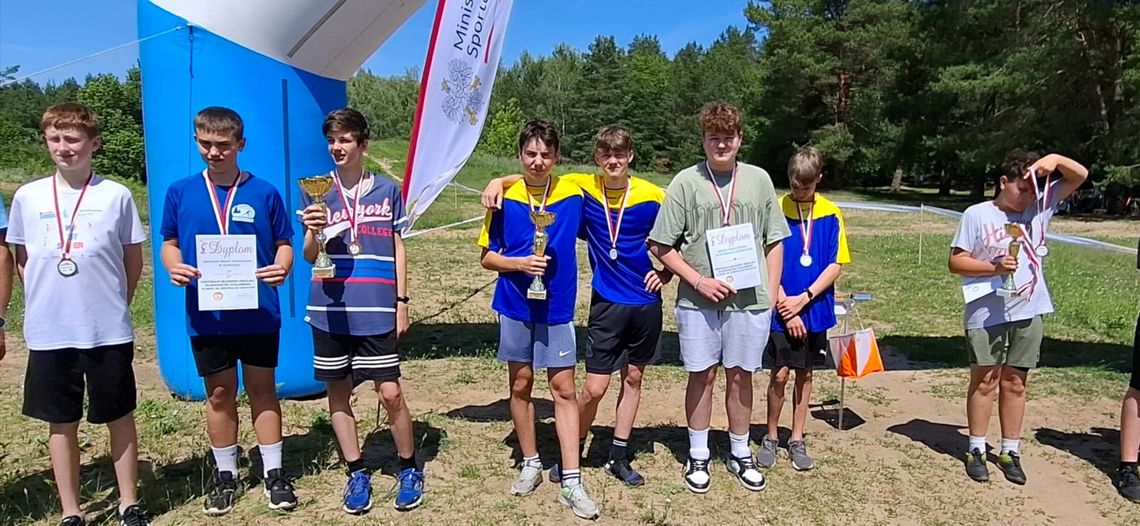 ,,TRÓJKA” na drugim miejscu w finale wojewódzkim w drużynowym biegu na orientację