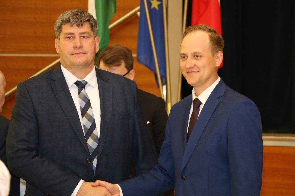 "Nie rozumiem tej wypowiedzi, tego związku i tego tłumaczenia" -komentował Piotr Rusiecki, starosta z PiS (na zdjęciu po lewej, obok Pawła Wnukowskiego, przewodniczącego PiS w powiecie augustowskim i kierownika wydziału komunikacji i transportu augustowskiego starostwa powiatowego).