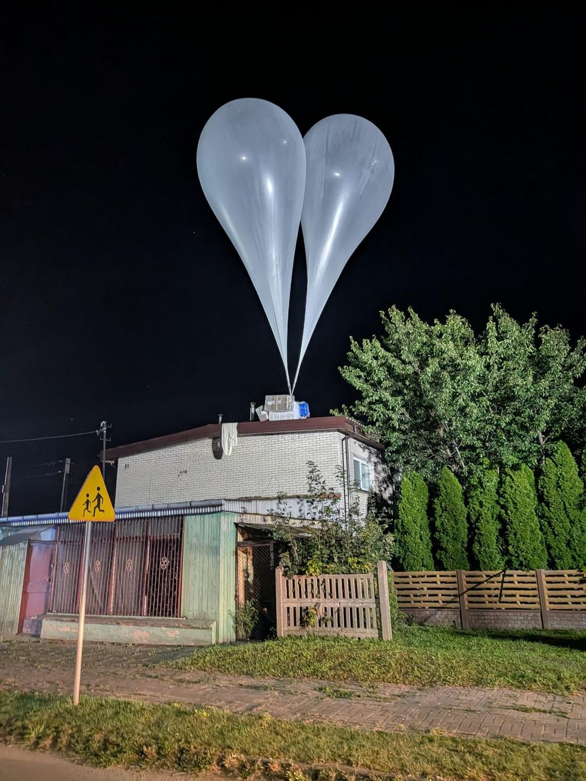 Tysiące paczek papierosów w balonach
