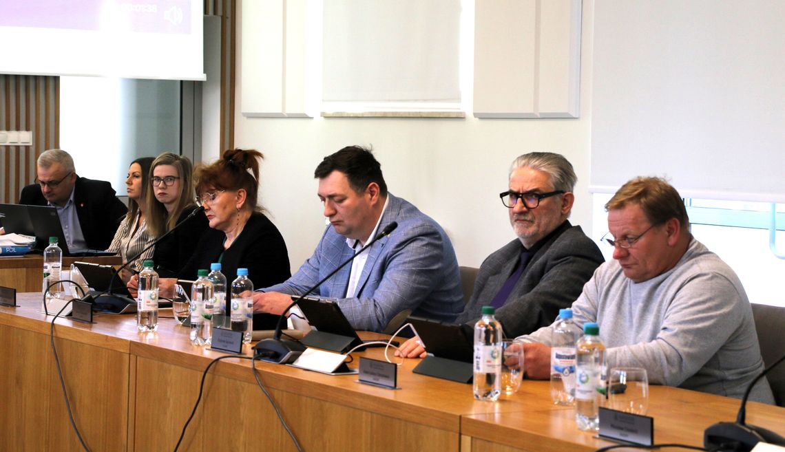 Na zdjęciu: Radni klubu PiS podczas sobotniej sesji rady miejskiej w Augustowie. M.in. radni tego klubu nie zgodzili się na obniżenie stawki mieszkańcom.