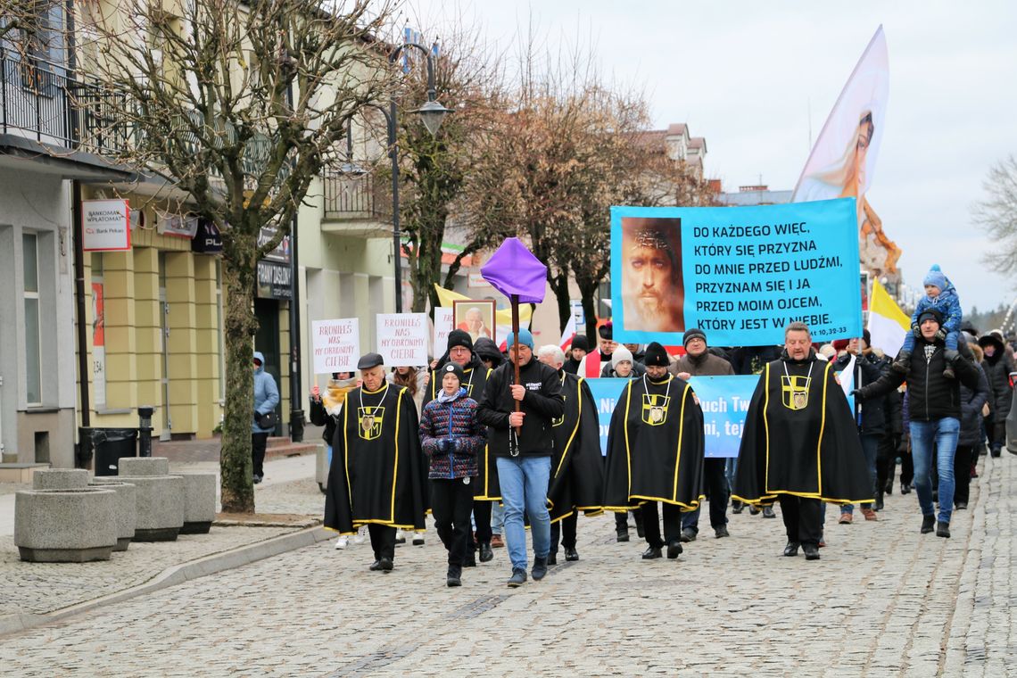 Ulicami Augustowa przeszedł marsz w obronie papieża Jana Pawła II (video/ zdjęcia)