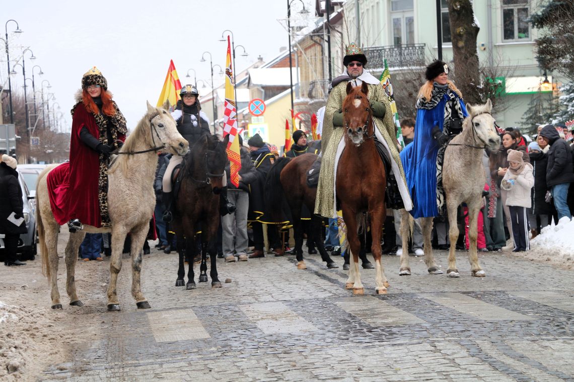 Ulicami Augustowa przeszedł Orszak Trzech Króli Na czele augustowskiego orszaku maszerowali jeźdźcy konni symbolizujący monarchów.
