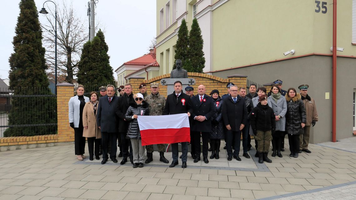 Pod popiersiem marszałka Józefa Piłsudskiego kwiaty złożyły liczne delegacje.