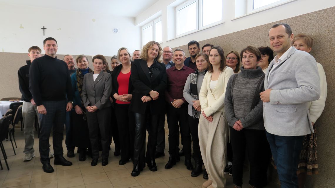 W świetlicy wiejskiej w Brzozówce, w gminie Bargłów Kościelny, odbyła się uroczystość podsumowująca istotne inwestycje dla mieszkańców gminy.