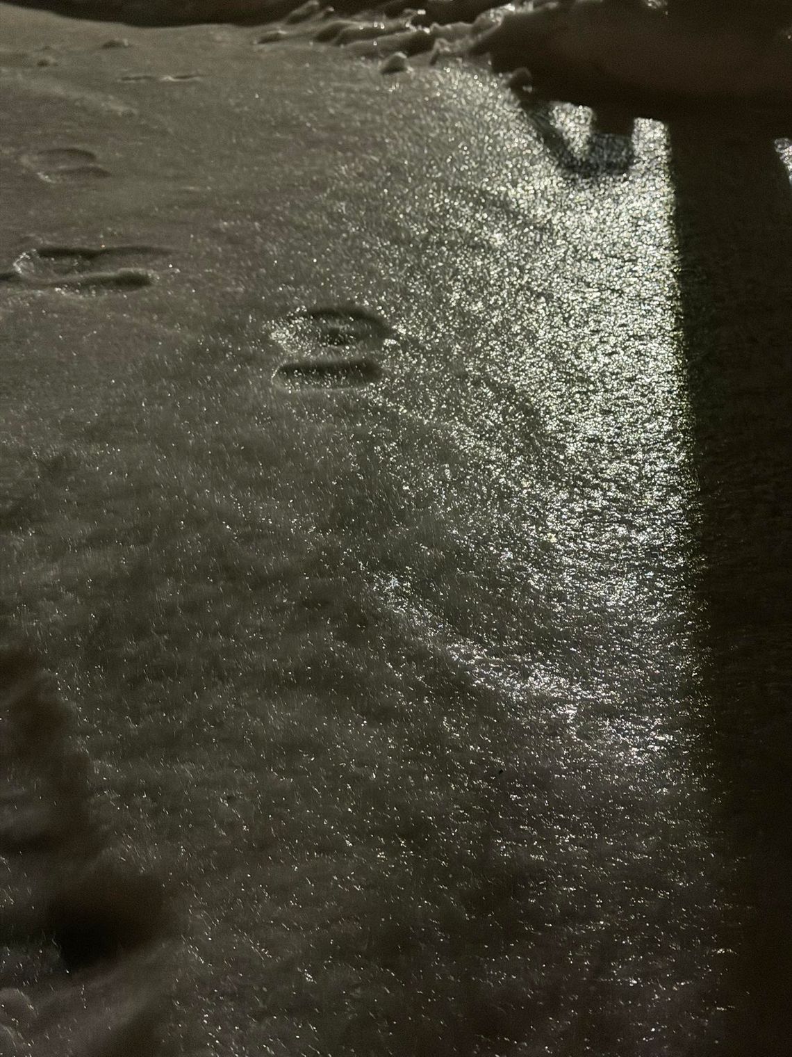 Uwaga na gołoledź. Marznące opady paraliżują drogi i chodniki