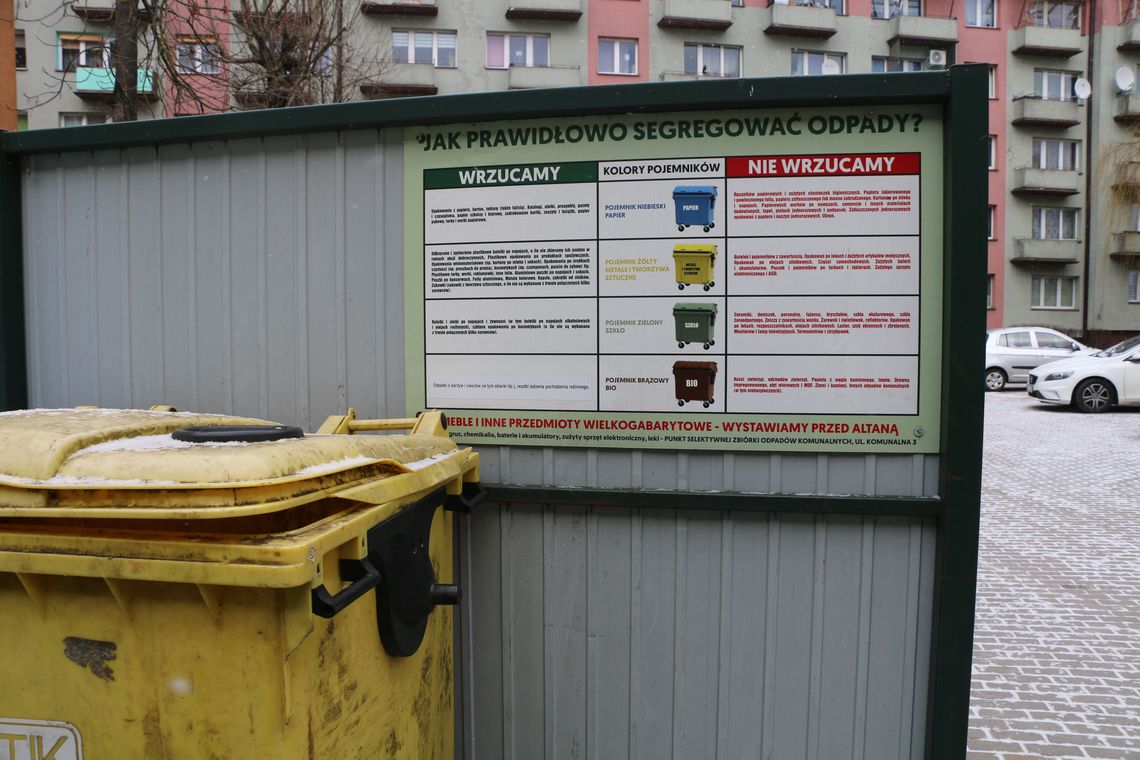 W Augustowie powraca temat worków na ubrania Zdjęcie ilustracyjne: altana śmietnikowa.