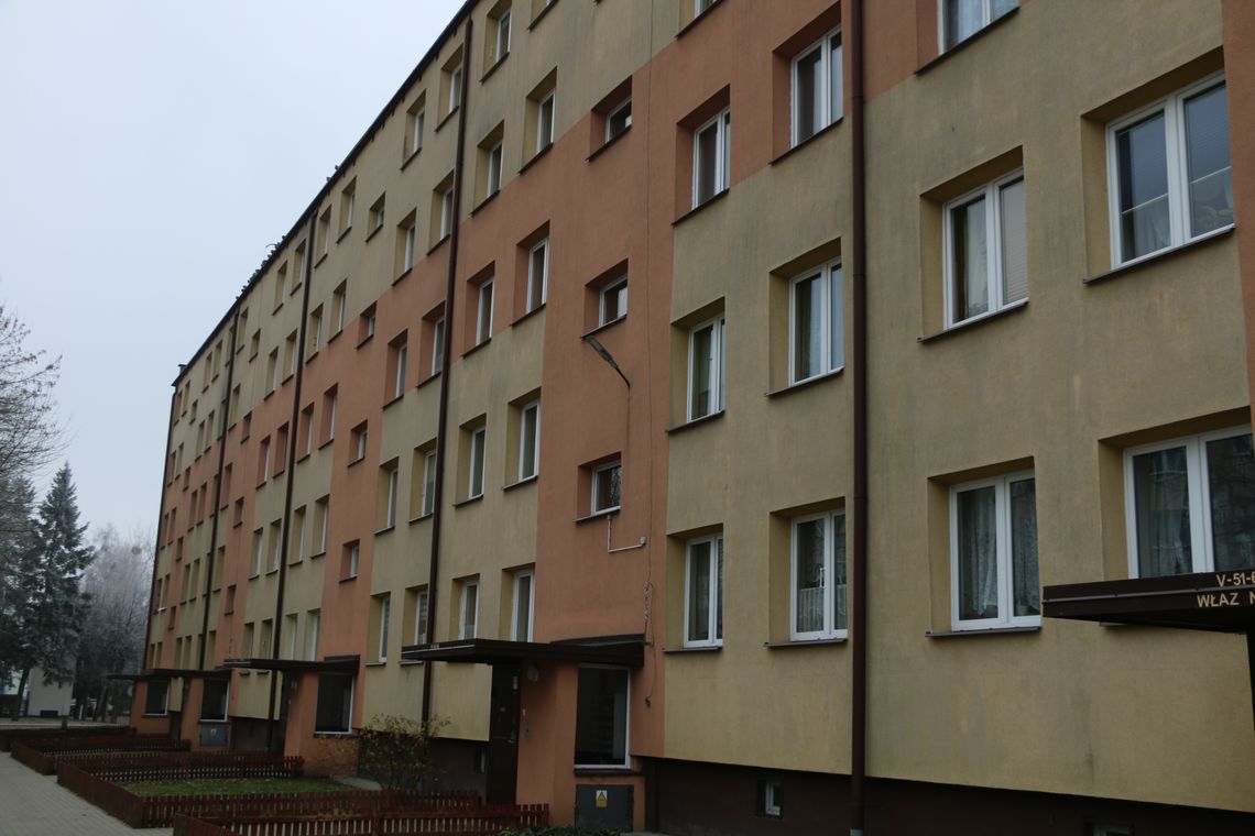 Walka o normalne życie: seniorzy z czwartego piętra czekają na zamianę mieszkania