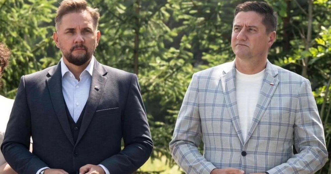 Poseł Jacek Niedźwiedzki (pierwszy od prawej), podczas niedawnej uroczystości związanej z finalizacją inwestycji w Gminie Sztabin.