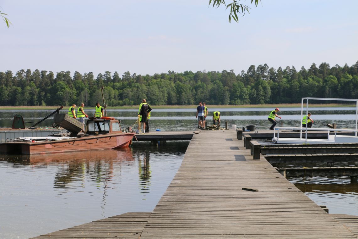 Rozbiórka pomostu na plaży Bielnik.