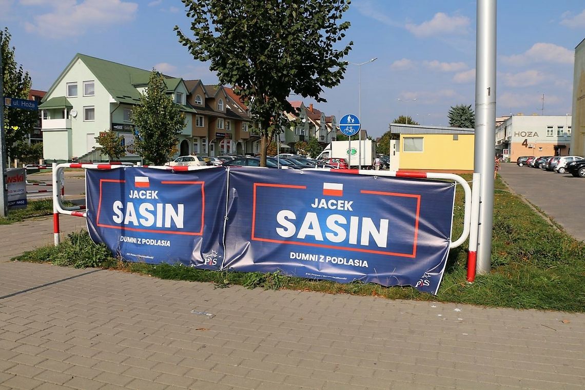 Banery kandydata Sasina pojawiły się również przy innych augustowskich szkołach i ulicach powiatowych.
