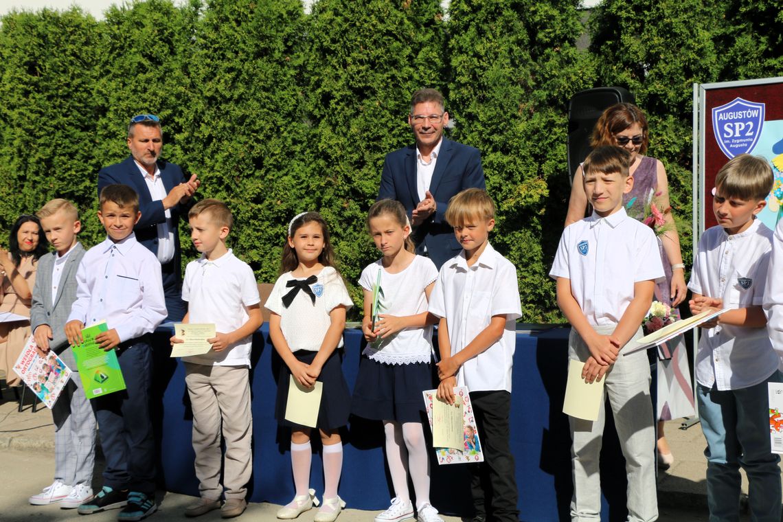 Dyrektor szkoły Leszek Mołodziejko wręczył uczniom nagrody za osiągnięcia w nauce i sporcie.