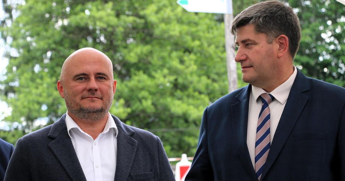 Na zdjęciu: wicestarosta Wojciech Jerzy Szczudło i starosta Piotr Rusiecki.