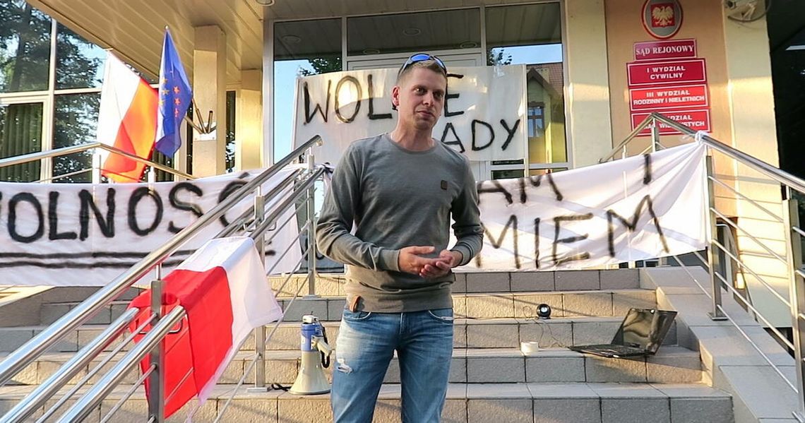 Zastępca burmistrza kontra partia rządząca. Chwalebna rola posła Jacka Niedźwiedzkiego Filip Chodkiewicz uczestniczył aktywnie w manifestacjach organizowanych przez KOD, na których palono znicze symbolizujące pogrzeb demokracji w Polsce w dobie rządów PiS (prawdziwe i niewygenerowane przez sztuczną inteligencję zdjęcie z 2017 roku).
