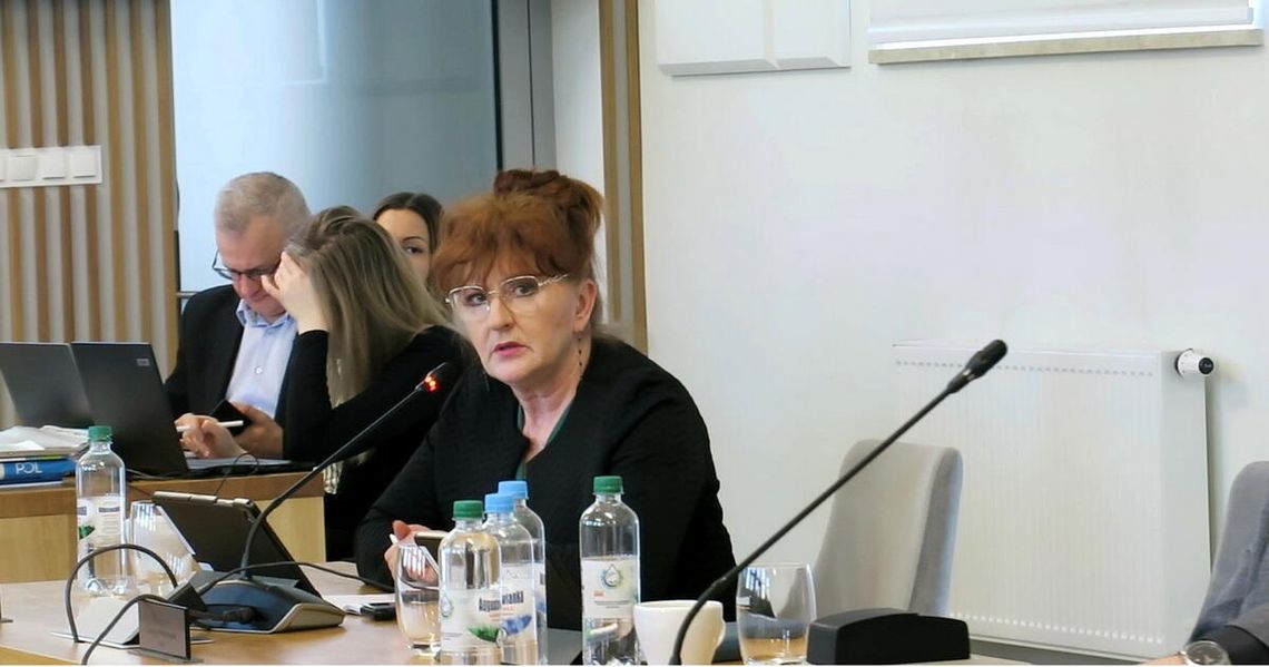 Przysłuchując się opiniom radnej PiS Jolanty Onety Roszkowskiej (na pierwszym planie), można być zdumionym.
