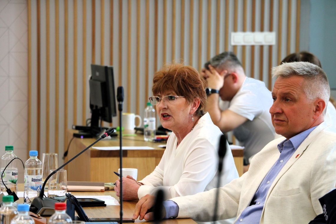 Zdumiewający list augustowskich radnych PiS ws. opłat za śmieci w Augustowie "Całe miasto będzie potraktowane bardzo uczciwie", "Chcę podziękować za projekt tej uchwały" -mówiła Jolanta Oneta Roszkowska z PiS. "Zachęcam wszystkich radnych do głosowania nad projektem uchwały, ponieważ przyniesie to wymierne efekty dla wszystkich mieszkańców" -mówił Dariusz Ostapowicz z PiS.