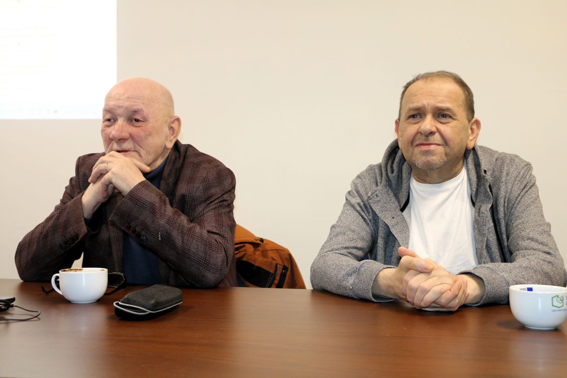Od lewej: Tadeusz Jaworski i Jarosław Grondys - w szarej bluzie (styczeń 2024 rok).