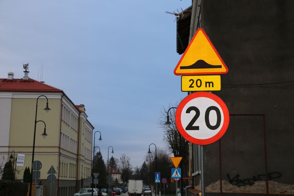 Znaki drogowe na ulicach powiatowych