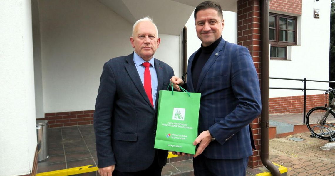 Znamienne słowa Jarosława Szlaszyńskiego Na zdjęciu: Jarosław Szlaszyński i poseł Jacek Niedźwiedzki, reprezentujący Augustów i Ziemię Augustowską w Sejmie RP.