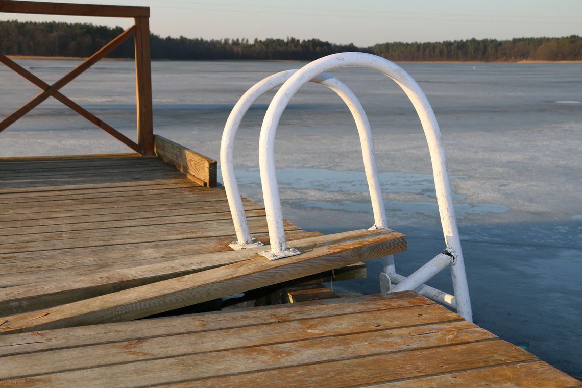 Zniszczenia na pomoście plaży POSTiW w Augustowie Uszkodzone drabinki i poszycie pomostu na popularnej plaży nad jeziorem Necko.