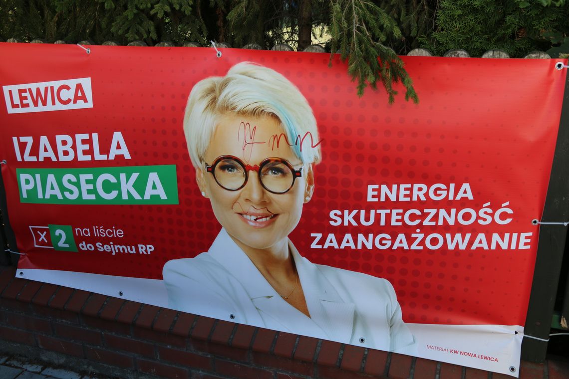 Zniszczone banery i wyzwania polityczne