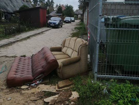 Mieszkańcy Lipowca twierdzą, że przepełnione śmietniki straszyły przez kilka tygodni