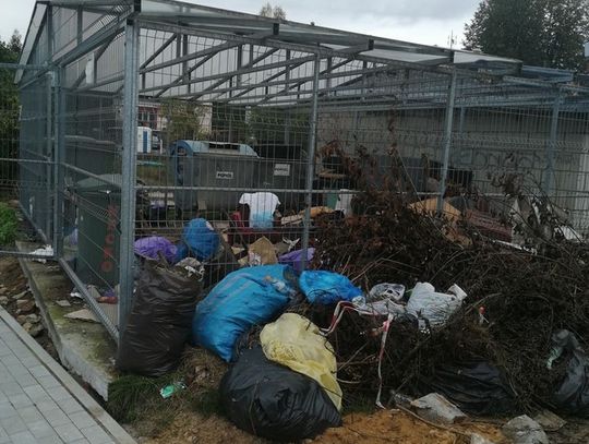 Mieszkańcy Lipowca twierdzą, że przepełnione śmietniki straszyły przez kilka tygodni