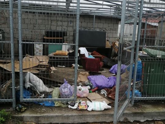 Mieszkańcy Lipowca twierdzą, że przepełnione śmietniki straszyły przez kilka tygodni