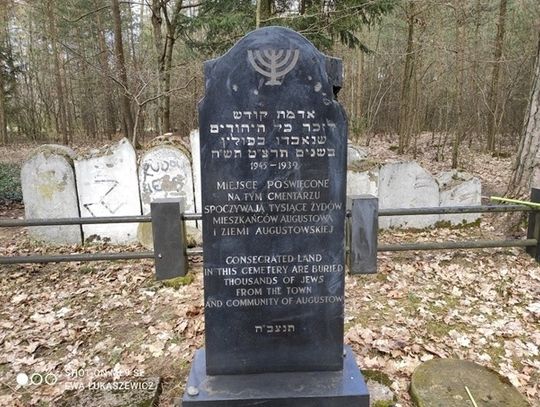 Pomnik na dawnym cmentarzu żydowskim w Augustowie - stan obecny. Fot. Ewa Łukaszewicz