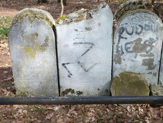 Macewy na dawnym cmentarzu żydowskim w Augustowie - stan obecny. Fot. Ryszard Korąkiewicz