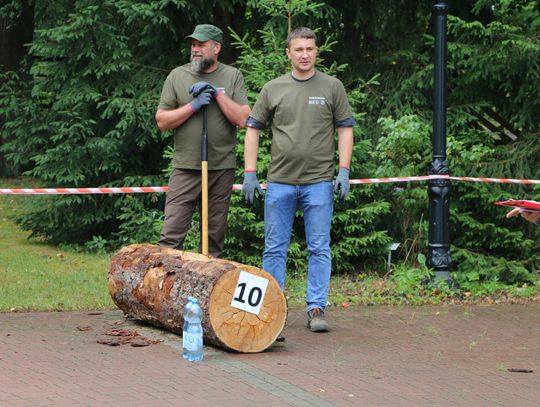 Uczestnicy przy kłodzie nr 10