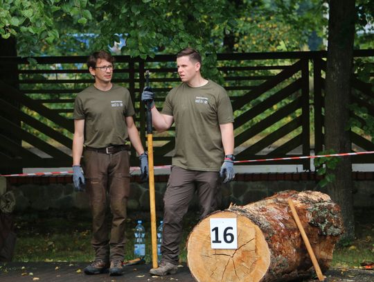 Uczestnicy przy kłodzie nr 16