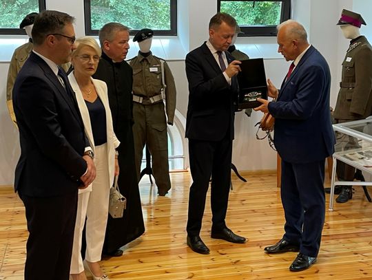 Starosta J. Szlaszyński otrzymuje pamiątkowy ryngraf od Ministra M. Błaszczaka w Izbie Pamięci 1 Pułku Ułanów Krechowieckich.