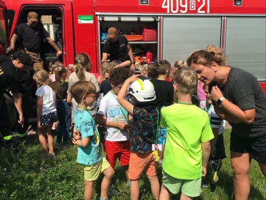 Dzieci podczas spotkania ze strażakami