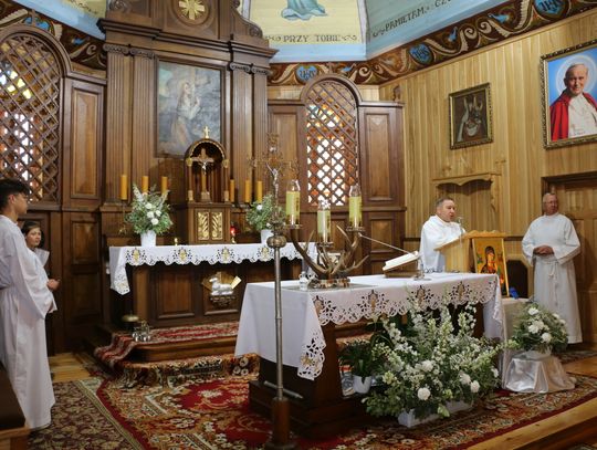 Na zdjęciu ksiądz Andrzej Borkowski, proboszcz parafii w Mikaszówce podczas celebracji mszy świętej.