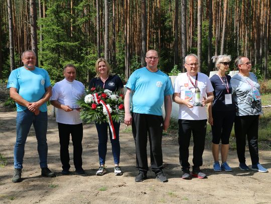 Delegacja organizatorów I Biegu Pamięci Ofiar Obławy Augustowskiej podczas składania kwiatów w ostatnim punkcie ścieżki edukacyjnej poświęconej obławie przy samej granicy z Białorusią.