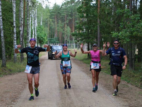 Biegacze na trasie półmaratonu.