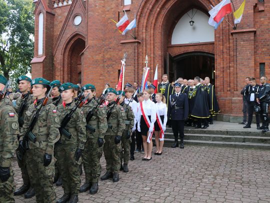 Zbiórka kompanii wojskowej i poczetów sztandarowych przy kościele w Lipsku