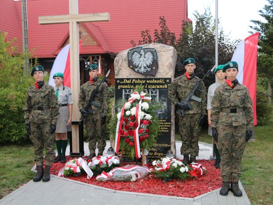 Żołnierze przy pomniku Józefa Piłsudskiego w Lipsku
